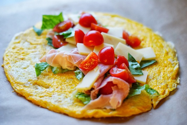 Wrap af æg med emmentaler, skinke og salat - Glutenfri