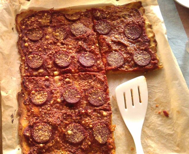 Glutenfri pizza med tomatsauce og oksepølse