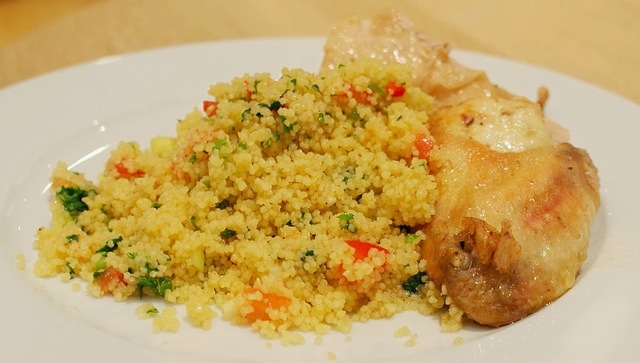 Ovnbagt hel kylling på couscous med krydderurter og andet grønt