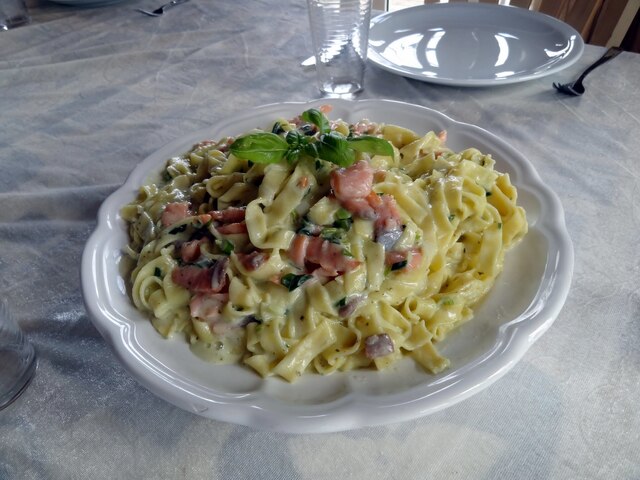 Frisk Pasta med røget laks og pesto