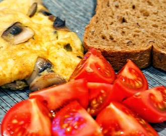 Omelet med champignons og revet ost