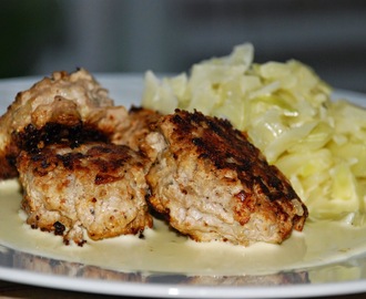 LCHF: Frikadeller med flødestuvet hvidkål