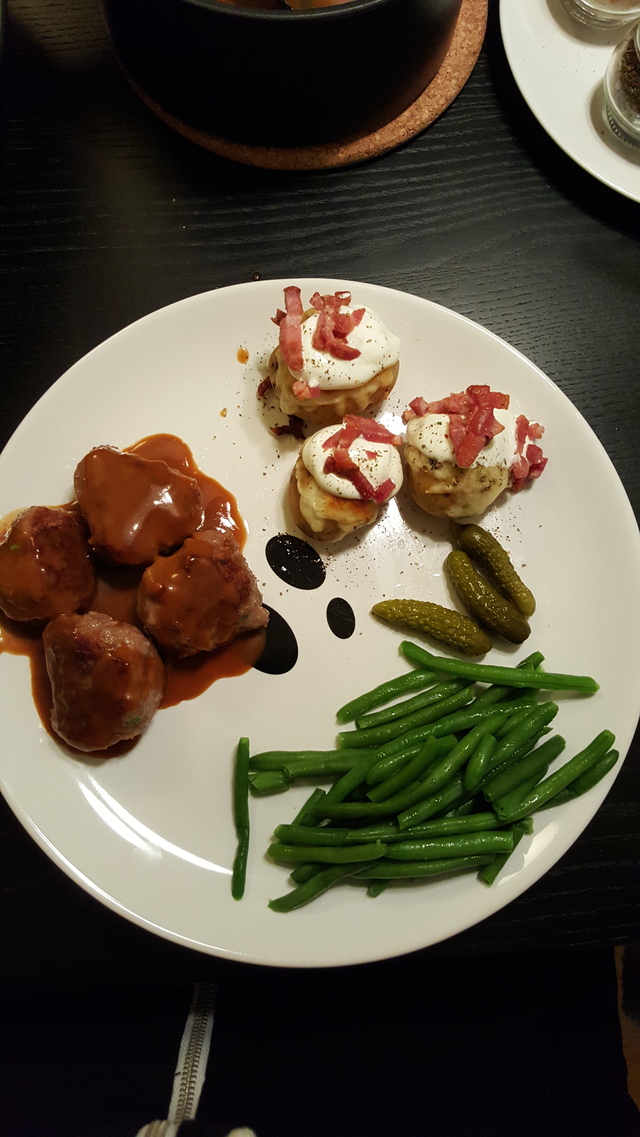 Frikadeller med sovs, mini ovnbagte kartofler og bønner