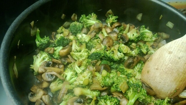 Stegt broccoli og champignoner