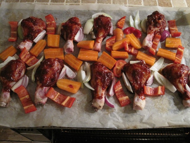 Barbecue kyllingelår med bagte grøntsager, ris og creme fraiche dressing