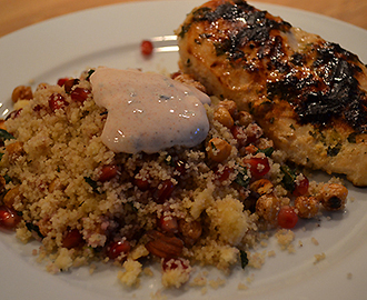 Citron- og myntemarineret kylling med couscous med krydrede kikærter, granatæble, mandler og mynte