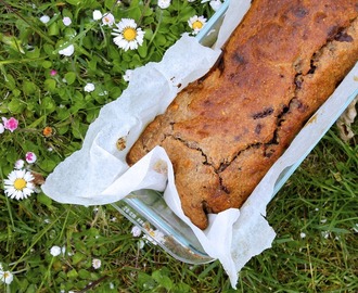 Bananbrød med mørk chokolade og ristede mandler