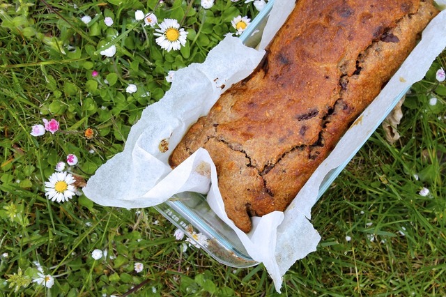 Bananbrød med mørk chokolade og ristede mandler