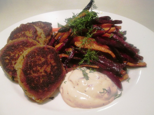 Torskerognsfrikadeller med Rodfrugtfritter og Kryddermayo