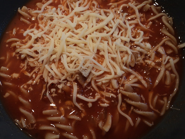 Tomatsuppe med oregano, basilikum, ost og pasta