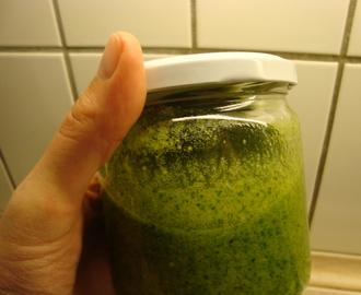 Grøn pesto med gedegouda og paranødder