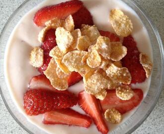 Jordbær og cornflakes med yoghurt