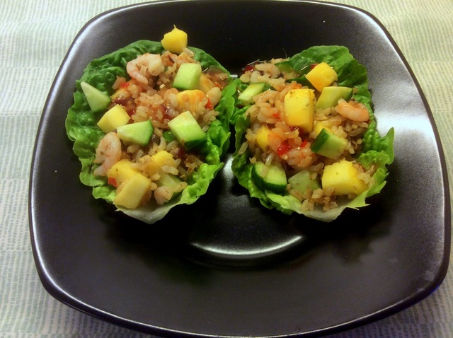 Salatbåde med ris, rejer, agurk og mango
