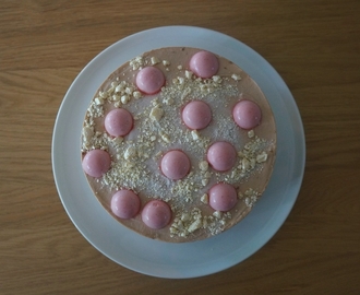 Chocolate moussecake with strawberry center