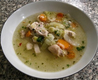 Kraftig langtidskogt kyllingesuppe