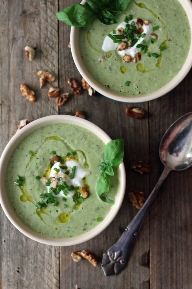 Kold agurk/avocado-suppe med valnødder og skyr – sommerhit!