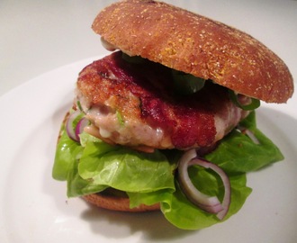 Kyllingeburger med Bacon, Purløg og Pinjekerner - og nyt ugetema: Burger