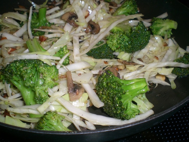 Varm broccoli-/kål salat m. svampe og mandler