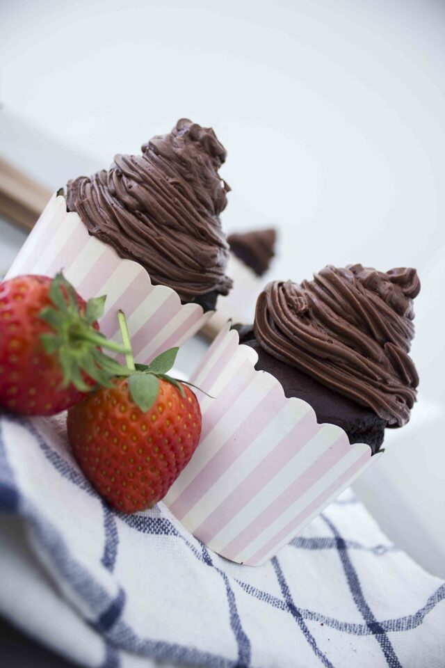 Chokolade cupcakes med jordbærcenter