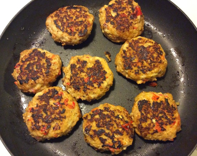 Krydrede kyllingefrikadeller med pesto