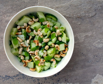 Sommerlig melonsalat med mynte og ristede cashewnødder