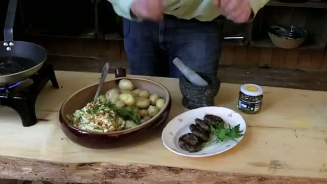 Hakkebøffer med persille, kartofler og rå kålsalat i yoghurt