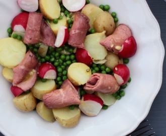 Sommersalat med ærter, radiser og roastbeef