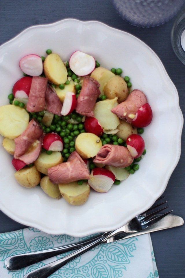 Sommersalat med ærter, radiser og roastbeef