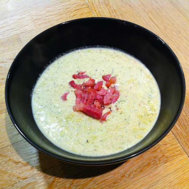 LCHF-blomkålssuppe med bacondrys