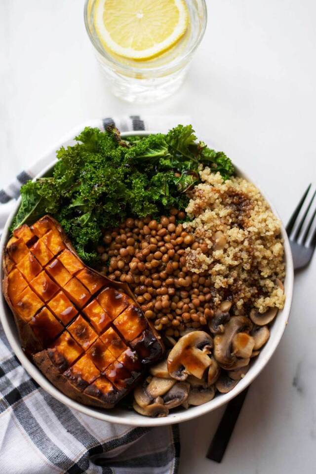 Lun quinoa bowl med linser, grønt og hoisin sauce