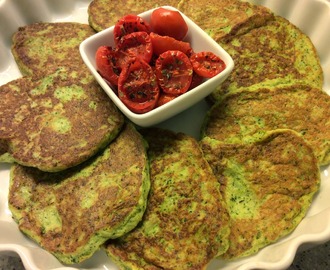 Små pandekager med broccoli og tomater