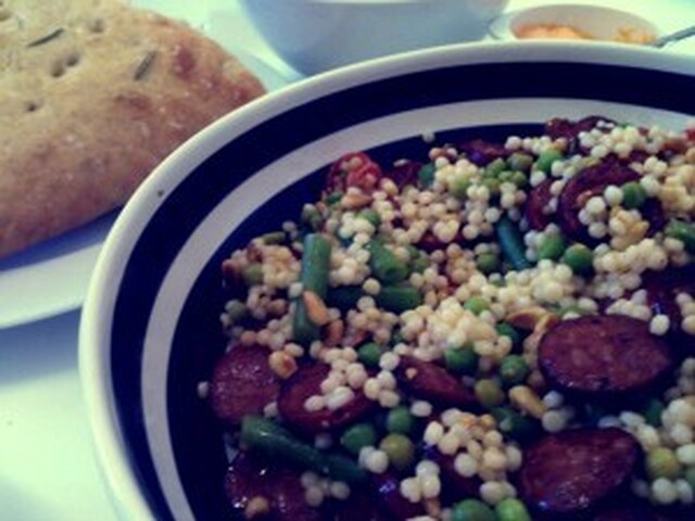 Salat med kæmpe couscous & chorizo