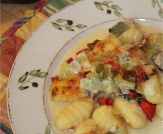 Gnocchi i fad med porre-ostesauce