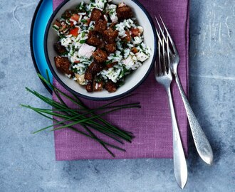 Kold risssalat med hamburgerryg, tomat og rugbrødscroutoner