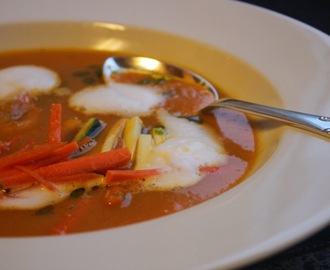 Thai fiskesuppe med tigerrejer og kokosskum