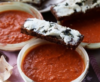 Tomatsuppe og rugbrøds crostini med gedeost