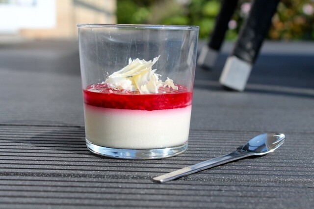 Himmelsk Panna cotta med hindbærcoulis