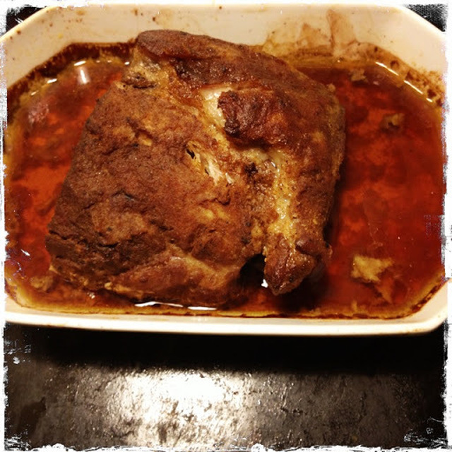 Pulled Pork m. coleslaw, BBQ sauce og marinerede rødløg