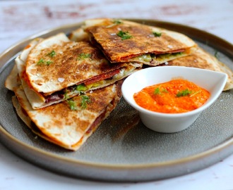 Mexicanske quesadillas med salami, avocado, bønner og ost