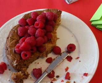 Opskrift: Hvid chokolade brownie med friske hindbær