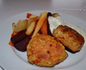 Kyllinge frikadeller med bagte rodfrugter og ramsløgs dressing .