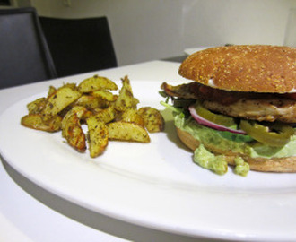 Spicy burger med hjemmelavede pommes frites