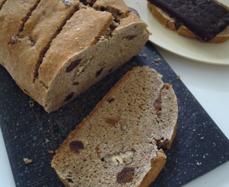 Bananbrød med abrikoser og pekannødder. Fuldkornsspelt, quinoa og rismel.