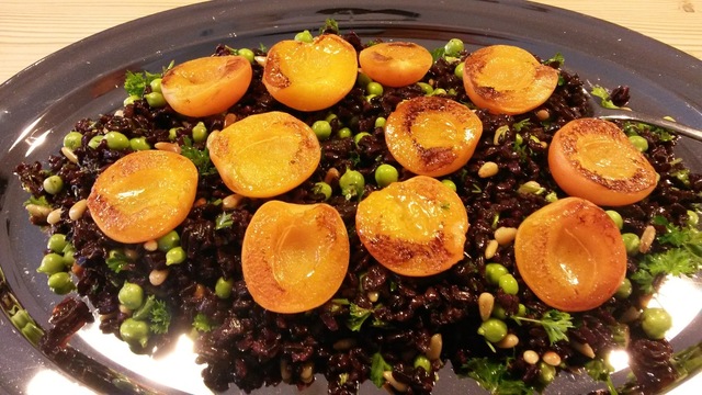 Ris-salat med ærter og stegte abrikoser