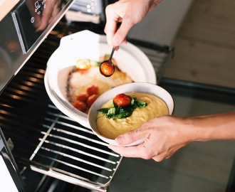 Polenta med gedeost og dampede cherry