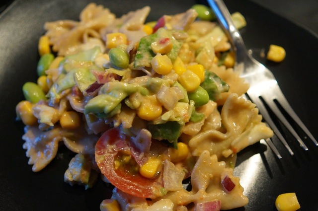 Pasta/sojabønne salat med en fantastisk sweet-chili mayo