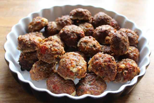 Oksekødsfrikadeller med tomat og feta i ovn