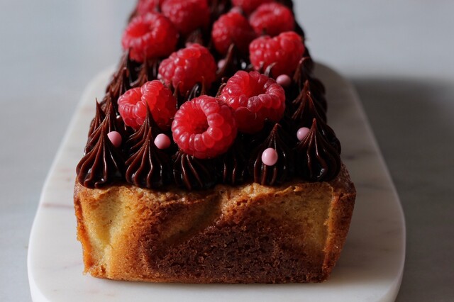 Mazarinkage opskrift – med lime, hindbær og mørk chokoladekaramel