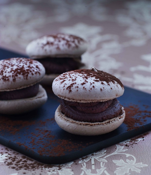 MACARONS MED CHOKOLADE-TRØFFEL-CREME