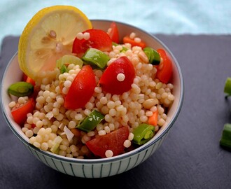 Couscous med sukkerærter og pinjekerner